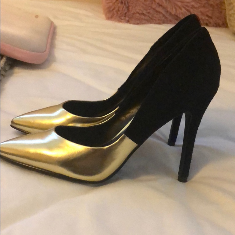 Charles David black and gold heel